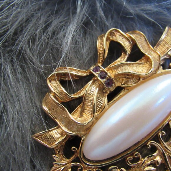 VINTAGE-AVON-JEWELED BROOCH-DANGLING BOW-PURPLE "AMETHYST"-OVAL PEARL - Picture 4 of 7
